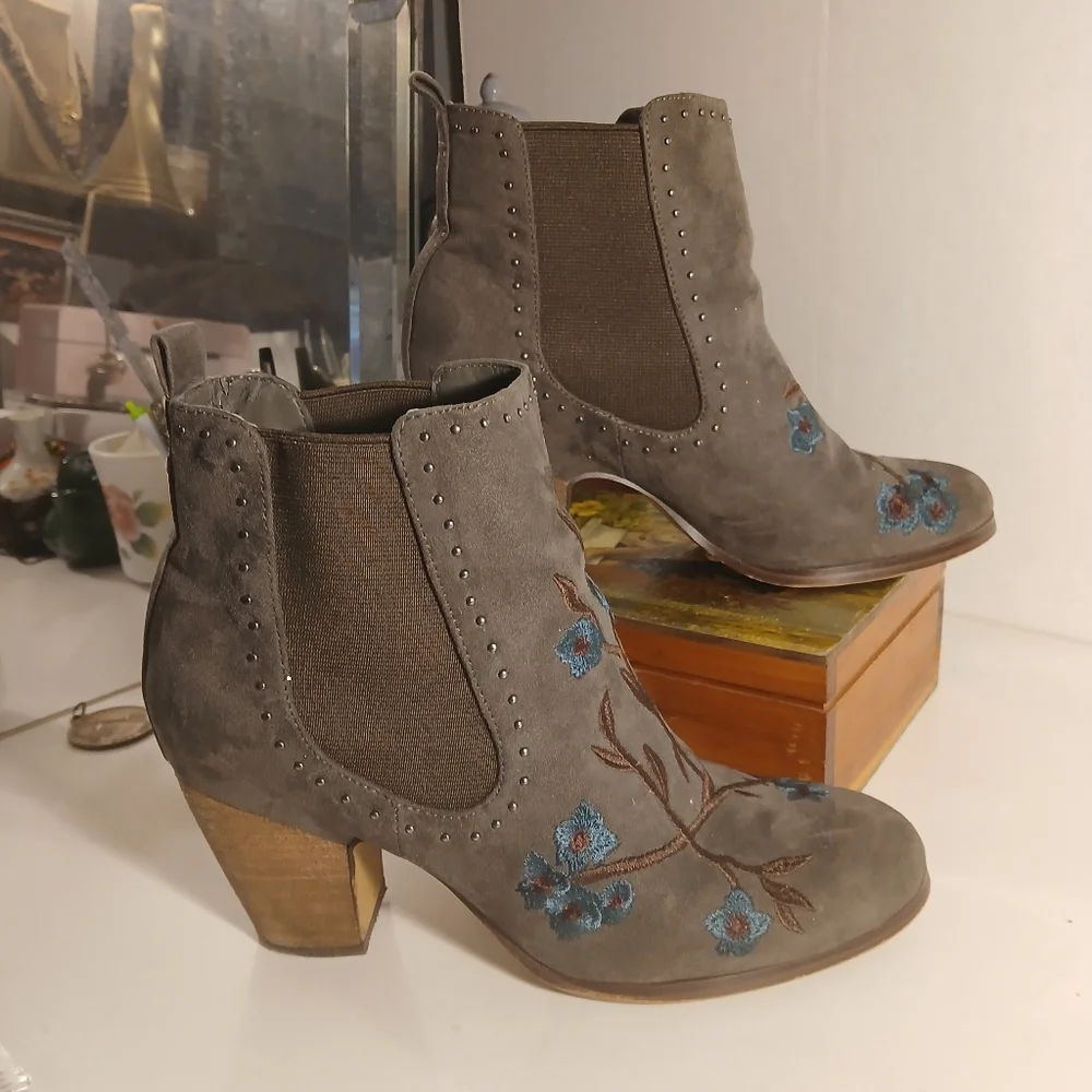 Crown Vintage Grey Vegan Suede Floral Embroidered Ankle Boots Sz 8M